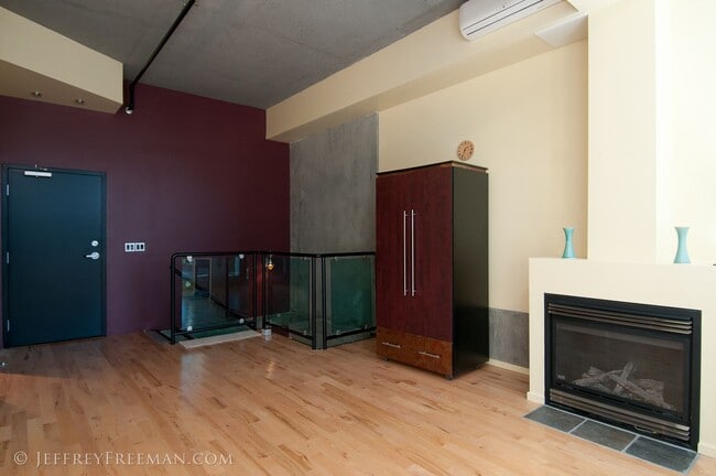 Photo - Stunning Penthouse Loft in the Mosaic Condos - Gas Fireplaces, A/C, W/D in unit! Unidad 803