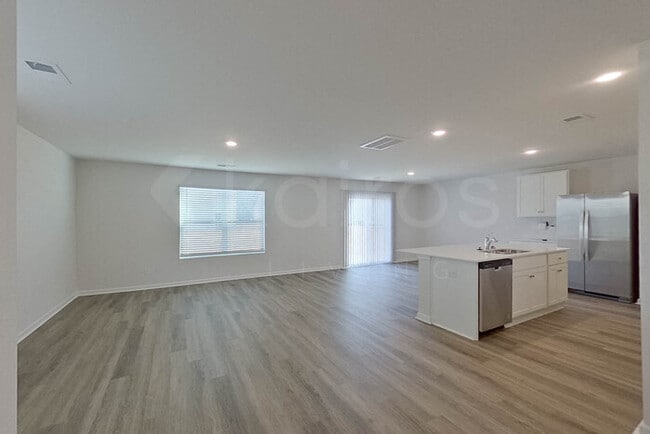 Photo - 111 Overstreet Way