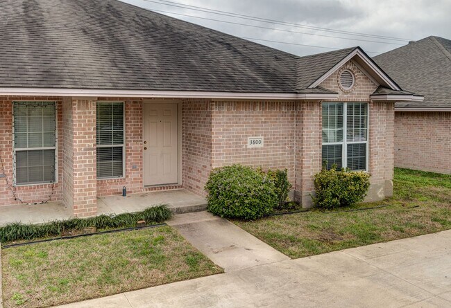 Photo - GREAT 3 Bedroom, 3 Bathroom Close to Every...