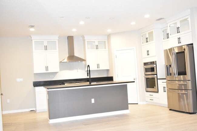 Building Photo - 572 Windermere Way