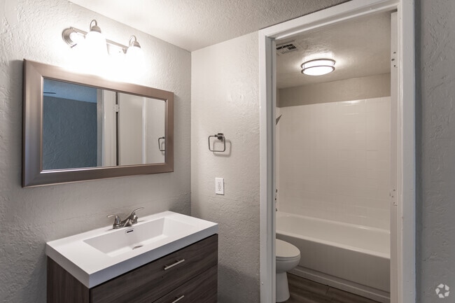 1BR, 1BA - 700SF