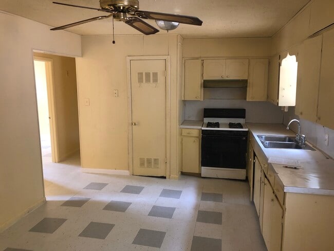 Photo - 1321 W 57th St