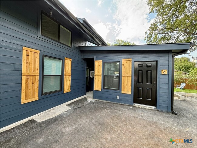 Building Photo - 2204 W San Antonio St Unit 6