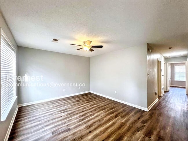 Photo - 360 Darrell Cove