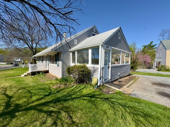 Building Photo - Charming 5 Bedroom/3 Bathroom Home with Large Finished Basement in Catonsville, MD!