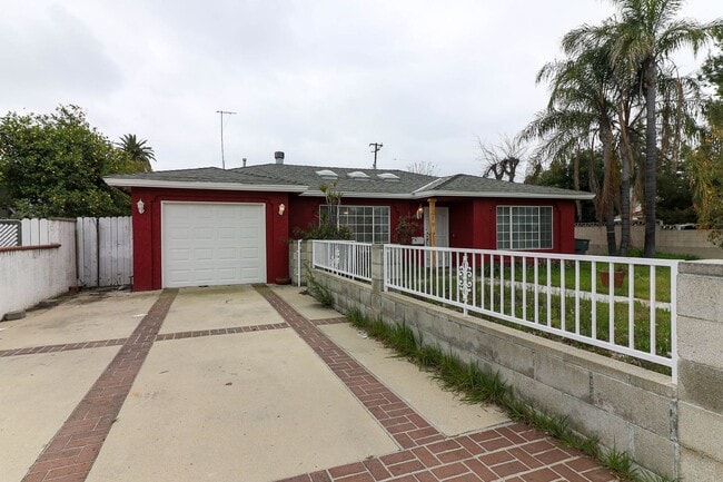Building Photo - Great Three Bedroom! Rental