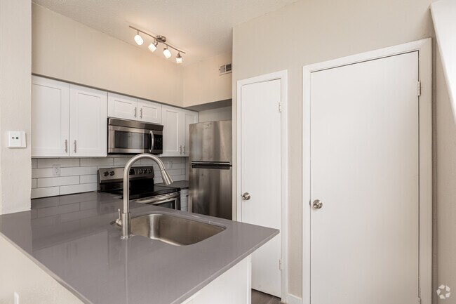 1BR, 1BA - 709SF