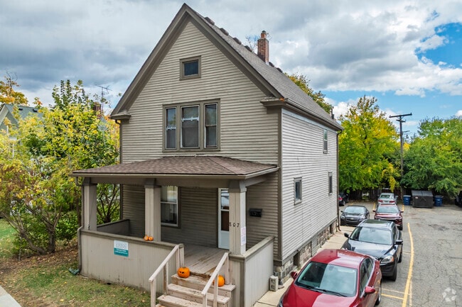 Photo - 807 S Main St