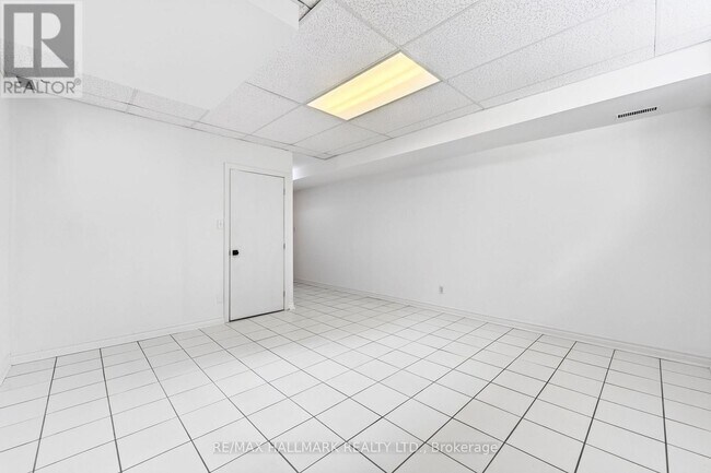 Photo - 402 Kingston Rd