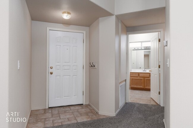 Photo - Enchanment 2 bedroom upper level unit with amazing views!