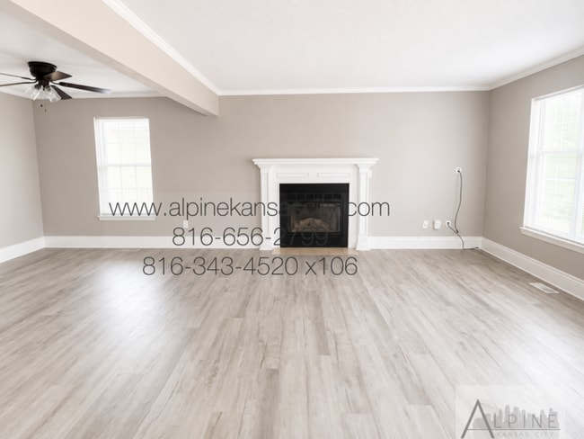 Spacious, 2 Car Garage! Great Location!