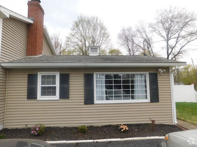 Building Photo - 5 Larson Dr Rental