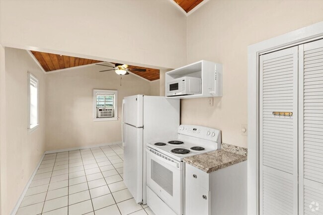 Building Photo - Unfurnished Studio! Rental