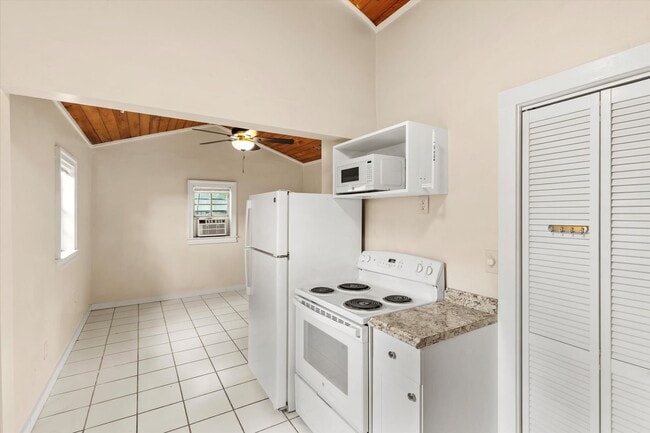 Unfurnished Studio! - Unfurnished Studio! House