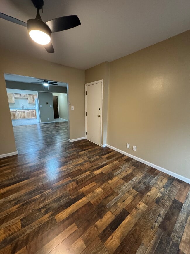 Building Photo - 2905 Glenmore Ave Unit 2