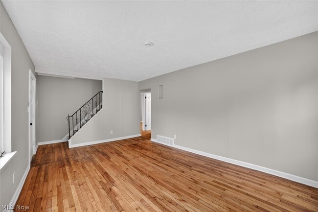 Photo - 681 E 258th St