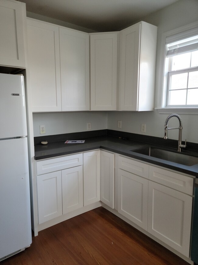 Gabinetes a medida/Encimeras de cuarzo - 8637 Pritchard Pl