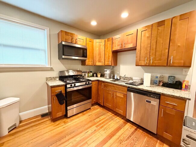 Building Photo - 11 Glenway St Unit 1