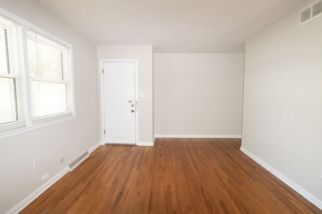 Photo - 2804 Isherwood Dr Unit B