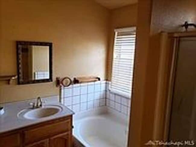 Photo - Beautiful 3/2 in Oak Knolls