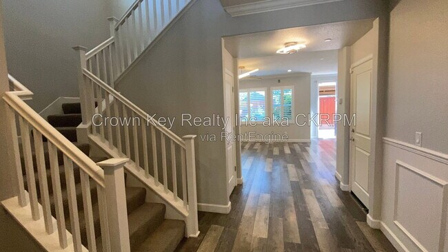 416 E Solare Ave