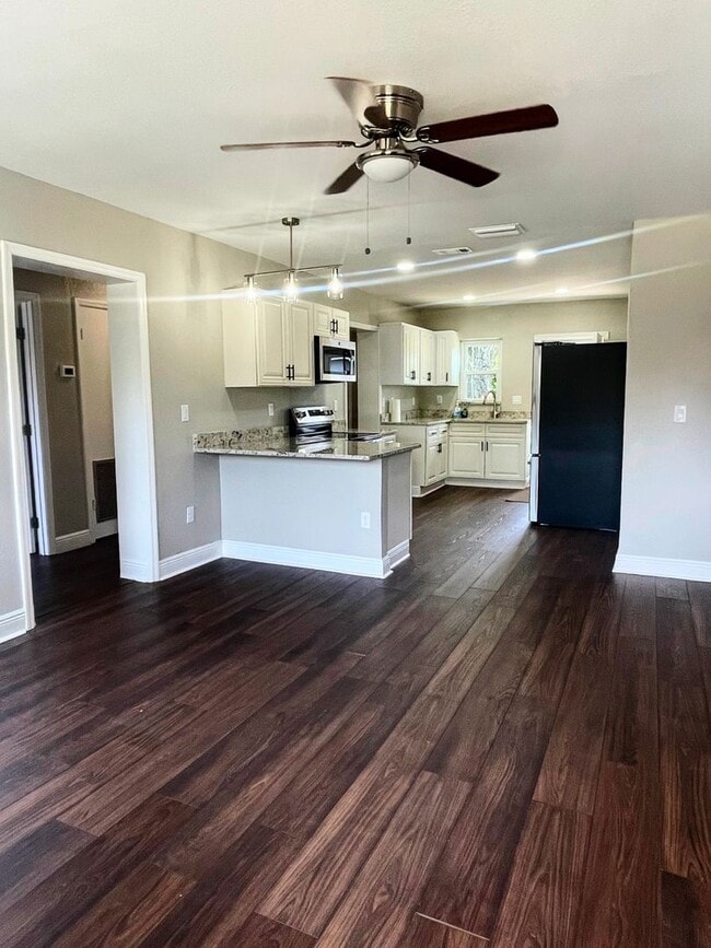 Photo - Stylish 3-Bedroom Bungalow Near Downtown Tampa - AVAILABLE ON JULY 5TH