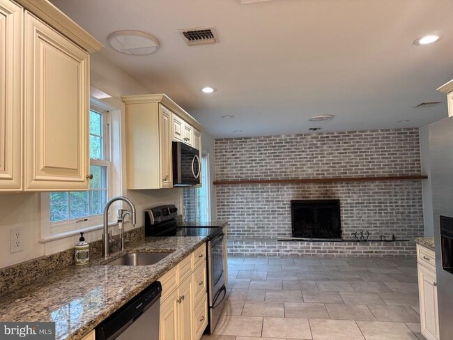 Photo - 473 LINVILLE Rd