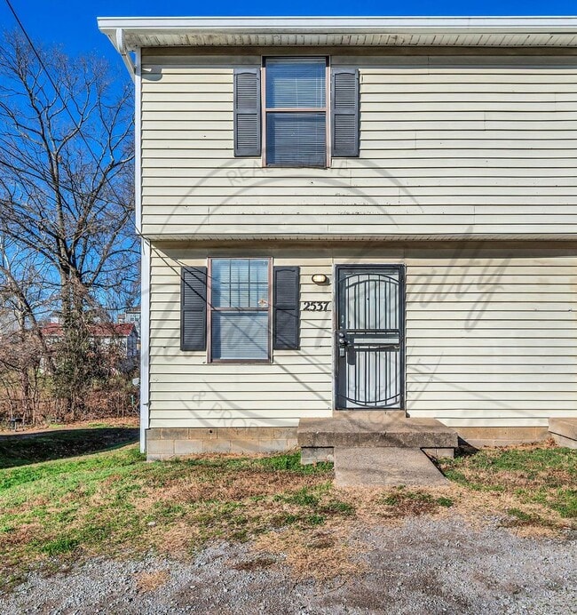 Building Photo - Two Bedroom Duplex near Trinity Hills in Nashville!