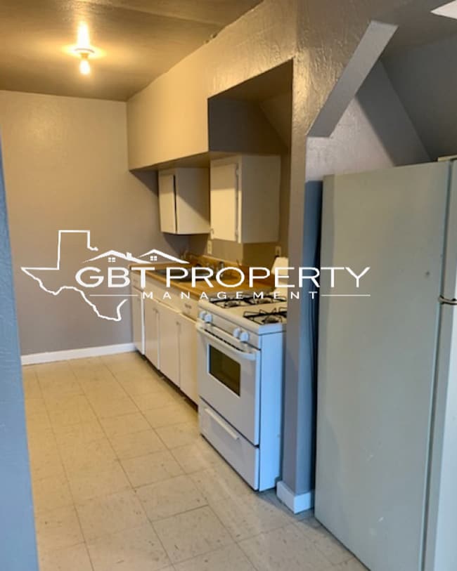 Building Photo - 516 W Ave B Unit 4 Rental