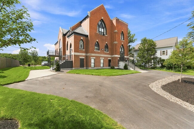 Building Photo - 1568 Lonsdale Ave Unit 201