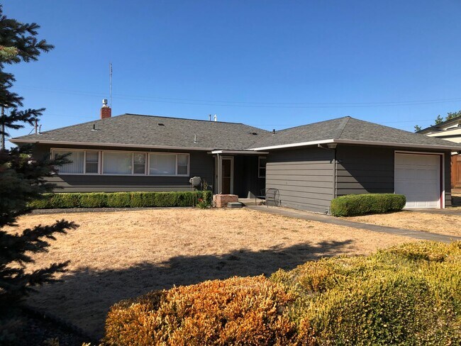 3 bedroom 1.5 bath home in White Salmon - 3 bedroom 1.5 bath home in White Salmon