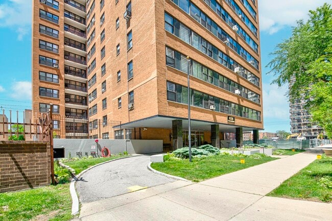 Photo - 6118 N Sheridan Rd