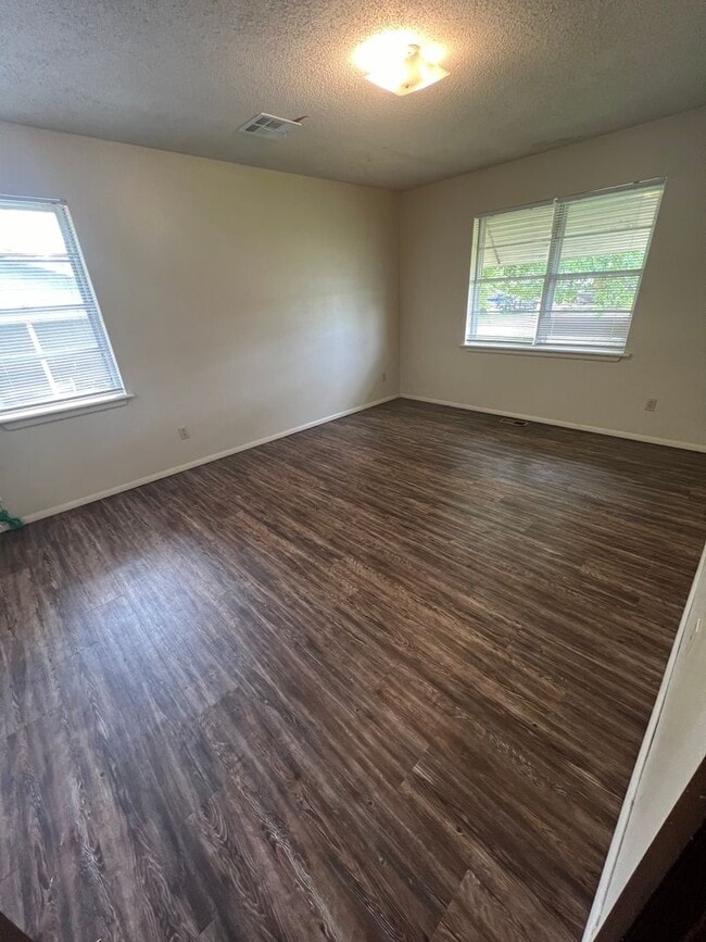 Photo - 3 Bed 1.5 Bath, Has large extra room that ...
