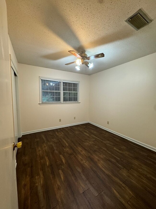 Photo - 702 Sandhurst Dr