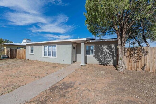 3 bed 1 bath home, move in ready! - 3 bed 1 bath home, move in ready!