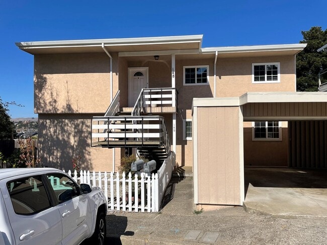 Building Photo - Beautiful 3 bedroom, 2 bathroom home in du...
