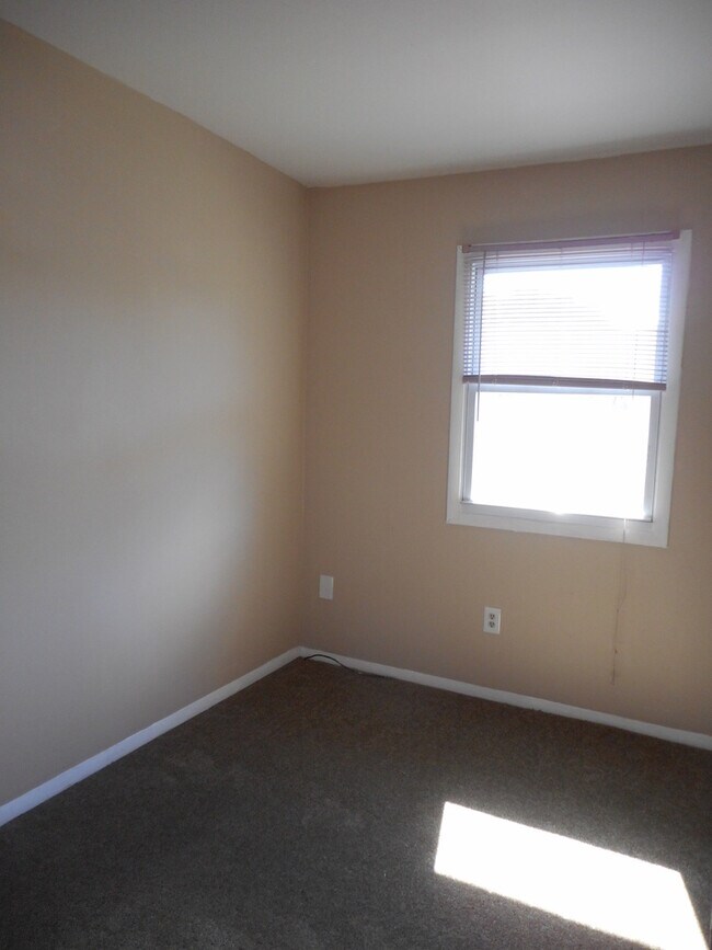 Photo - Gorgeous 3 Bedroom Townhouse in Gaithersburg with Solar Panels! Great Commute to DC!