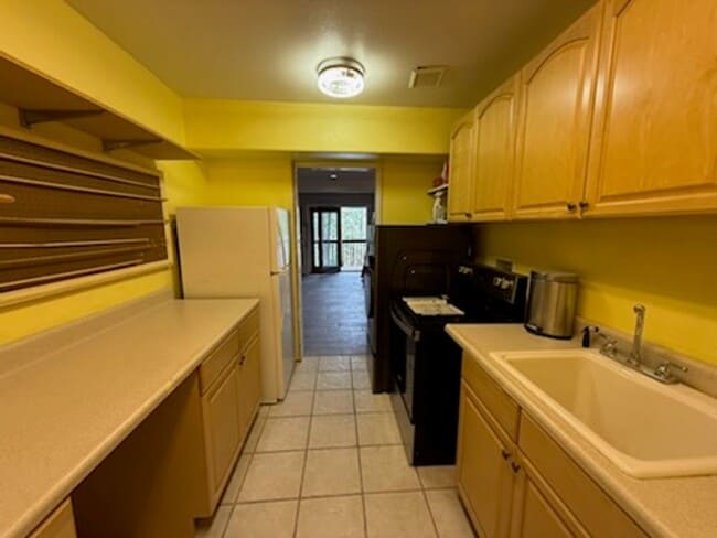 Building Photo - 228 Maple Dr
