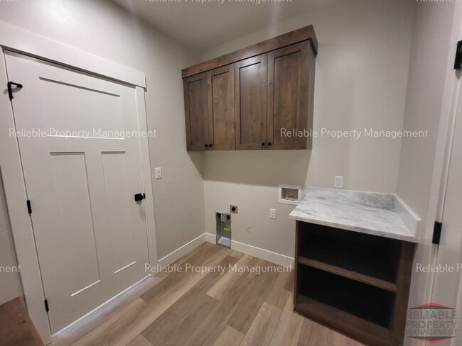 Photo - 557 Sagebrush St