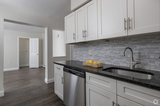 3BR, 1.5BA - 995SF - Kitchen and Living Room - Oak Knoll