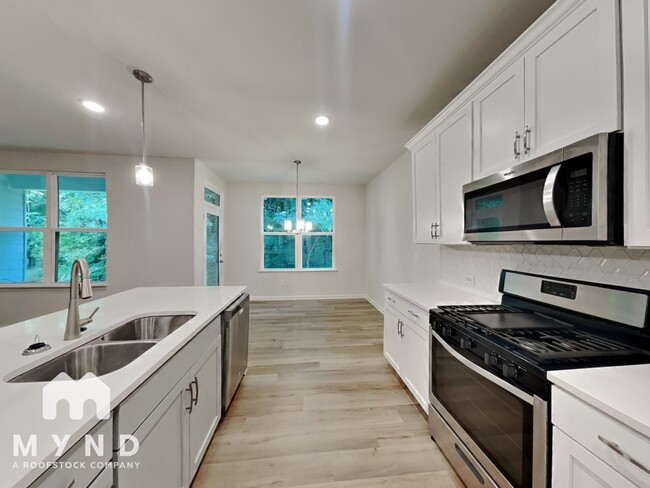 Photo - 757 Riverwood Pass