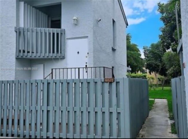 Building Photo - 10572 NW 7th Terrace Unit B5 Rental