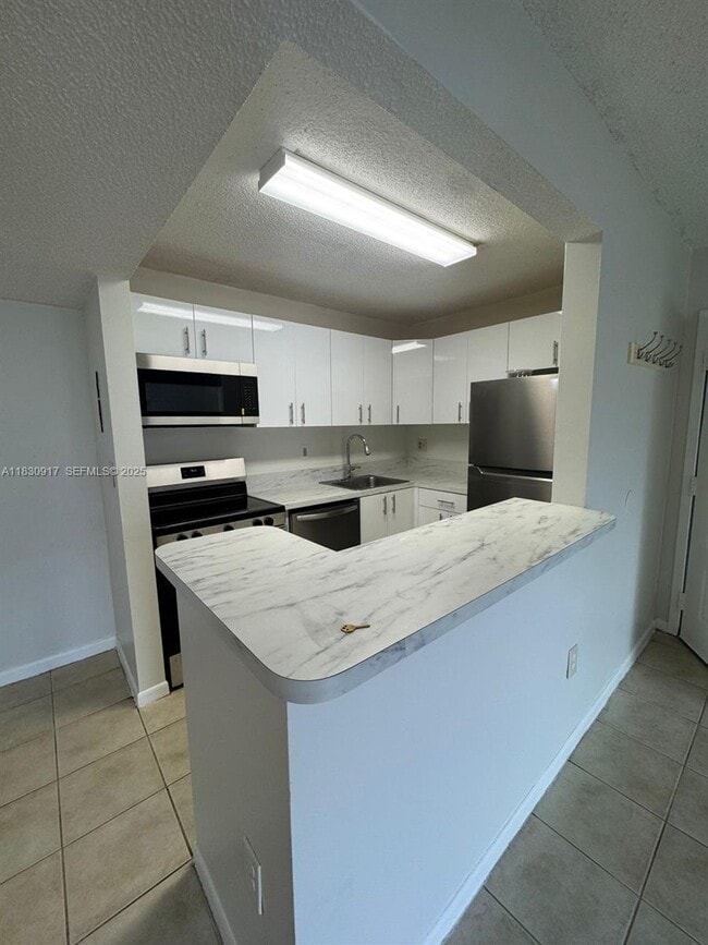 Building Photo - 7180 NW 179th St Unit 109