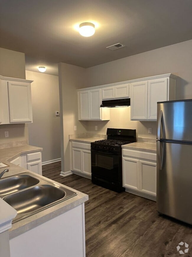 Building Photo - Modern 3-Bedroom Home with Spacious Backya...