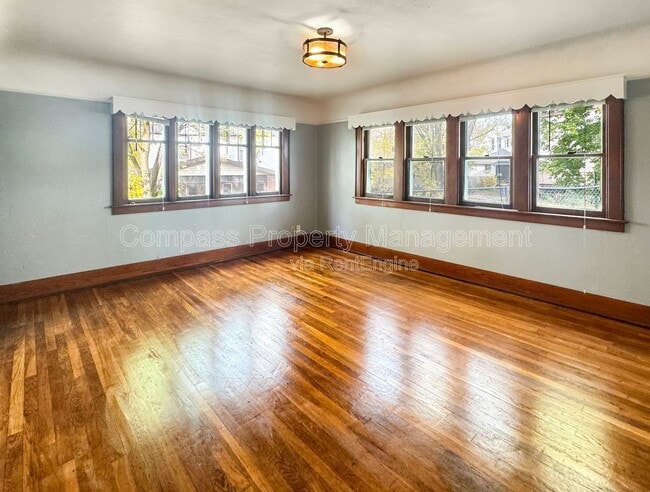 Photo - 40 Page St NE