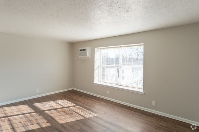 3BR, 1.5BA - 950 SF