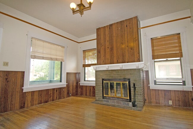 SALA DE ESTAR CON CHIMENEA - 221 E Cache La Poudre St