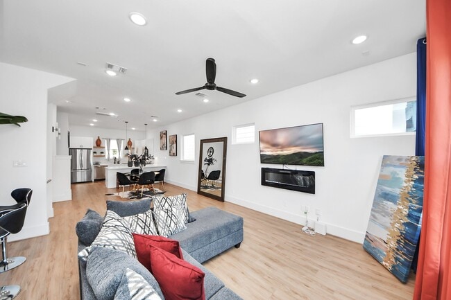 Photo - 4806 Cochran St