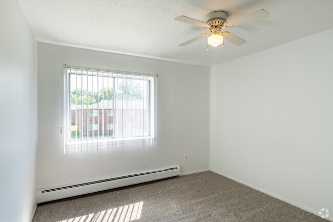 2BR, 1BA - 880SF
