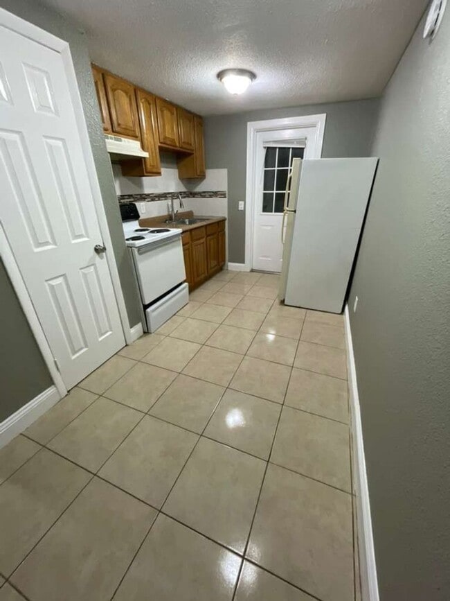 Building Photo - Palm River 2/1 Duplex- Move-In Ready! Apply FOR FREE today! Unit B